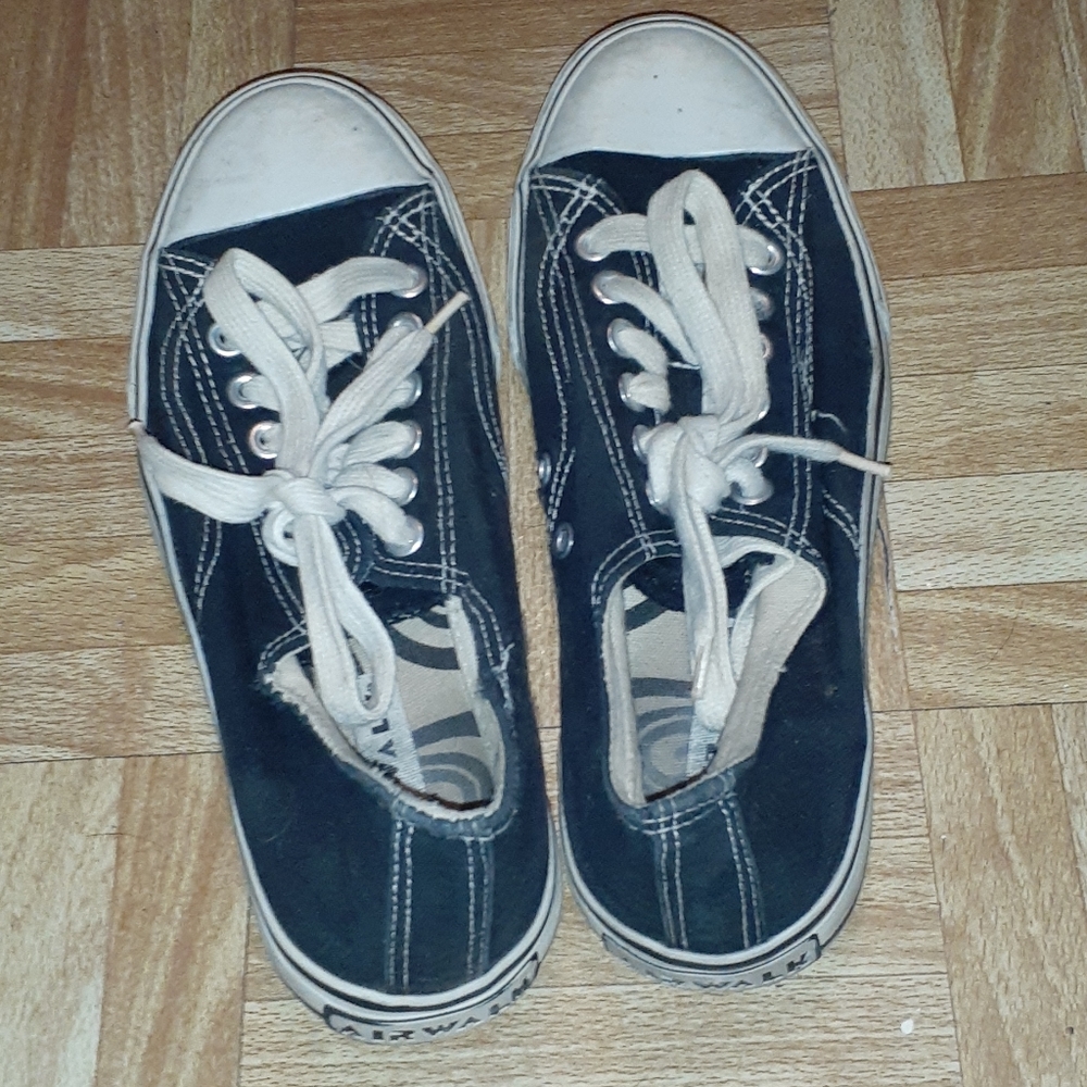 Tennis shoes
